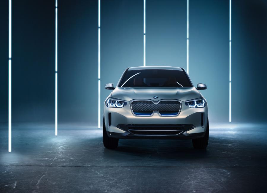  BMW Concept iX3 2018 года  (фото 10 из 17)